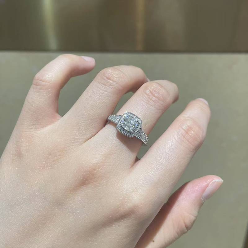 枕形豪华圆包女戒S925银镀白金定制选款主石莫桑钻1.0ct/副石高碳钻